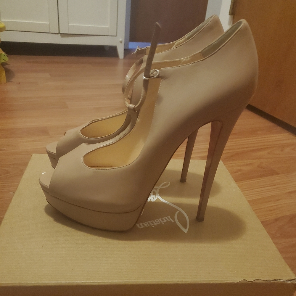 Christian Louboutin Size 42 Peep Toe